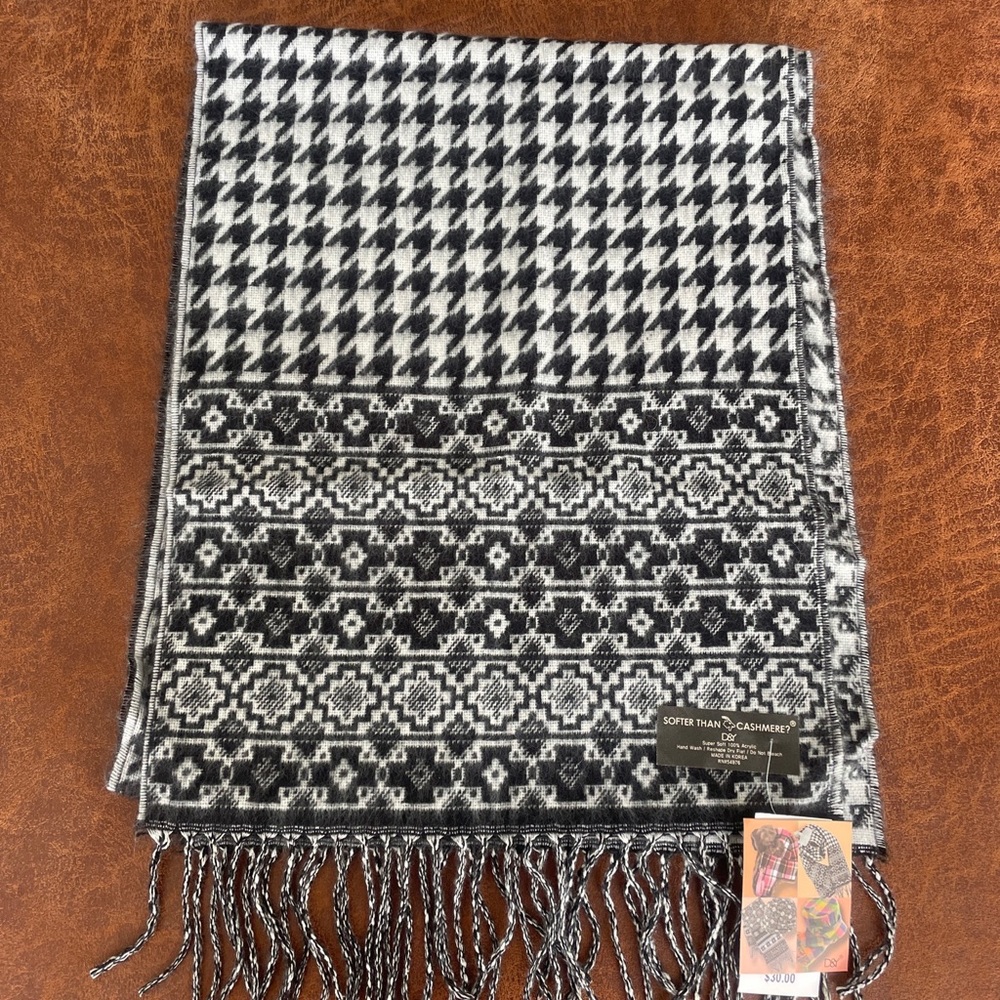 BRAND NEW D&Y SOFTER THAN CASHMERE BLACK & WHITE HOUNDSTOOTH SCARF  62 x 12 in